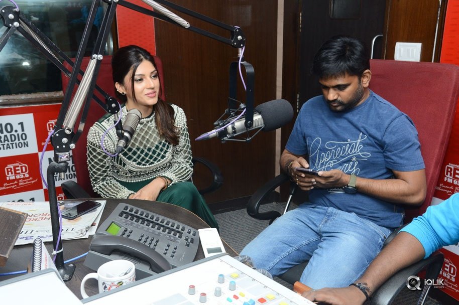 Mahanubhavudu-Movie-Team-At-Radio-City